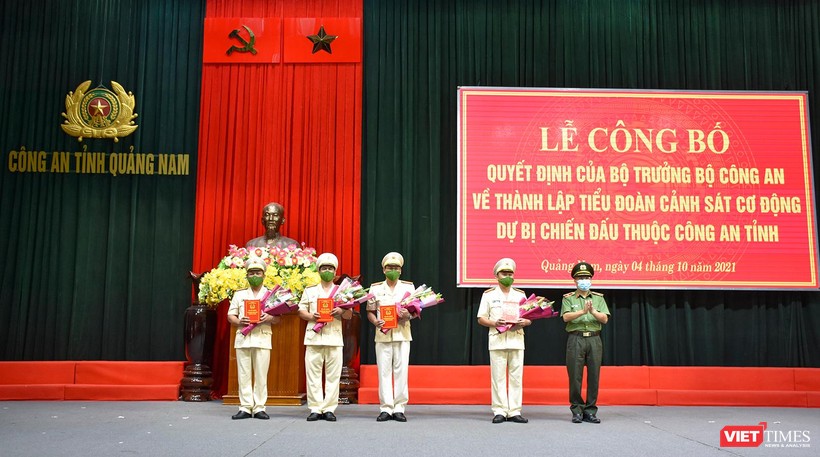 Thiếu tướng Nguyễn Đức Dũng - Giám đốc Công an tỉnh Quảng Nam trao quyết định thành lập Tiểu đoàn Cảnh sát cơ động dự bị chiến đấu cho các Chỉ huy Tiểu đoàn
