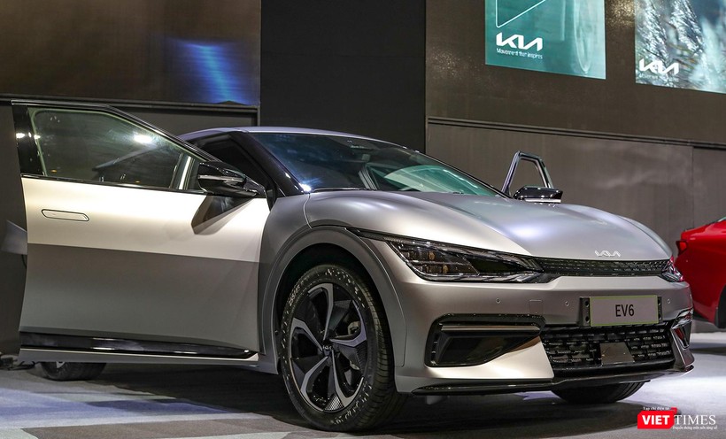 Dòng xe KIA EV6 - mẫu xe thuần điện (BEV) đầu tiên của thương hiệu KIA trong dòng sản phẩm ô tô dự kiến sẽ bán hàng tại Việt Nam trong quý II/2022. Dòng xe KIA EV6 - mẫu xe thuần điện (BEV) đầu tiên của thương hiệu KIA trong dòng sản phẩm ô tô dự kiến sẽ bán hàng tại Việt Nam trong quý II/2022.
