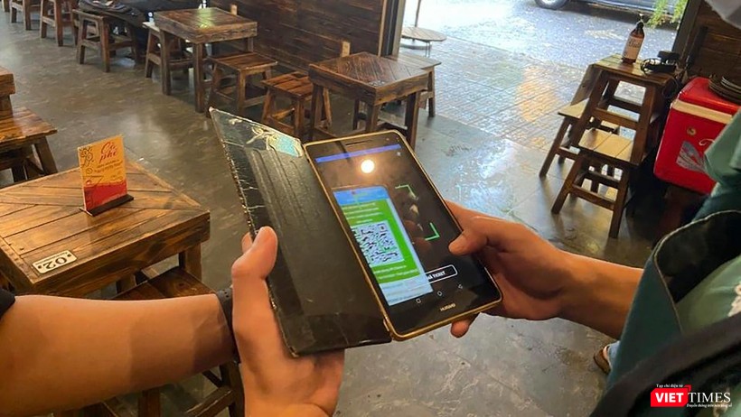 Các cơ sở kinh doanh đều cài ứng dụng quét mã QR để kiểm soát phòng dịch