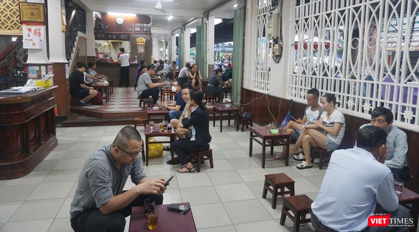 Bên trong một quán cà phê tại trung tâm TP Đà Nẵng trong sáng ngày 16/10