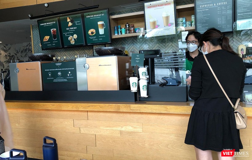 Tại các quán cà phê, người dân tuân thủ 5K