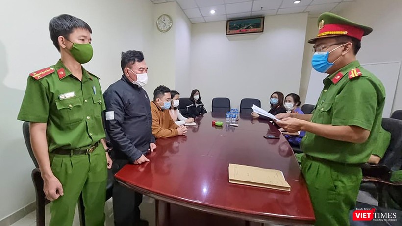Cơ quan Công an tống đạt quyết định khởi tố vụ án, khởi tố bị can, bắt tạm giam 4 tháng và thực hiện khám xét nơi làm việc của ông Nguyễn Quang Trung - Tổng Giám đốc Công ty CP Đầu tư phát triển nhà Đà Nẵng.