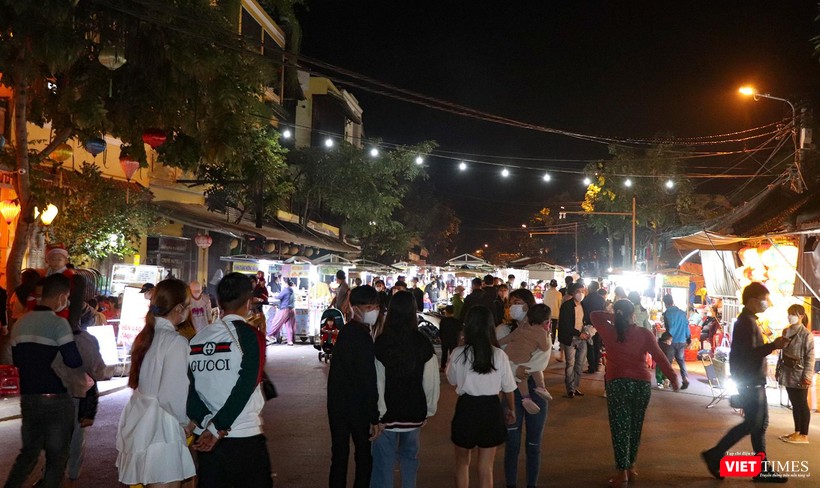 Trên các tuyến phố rất đông người dân và du khách