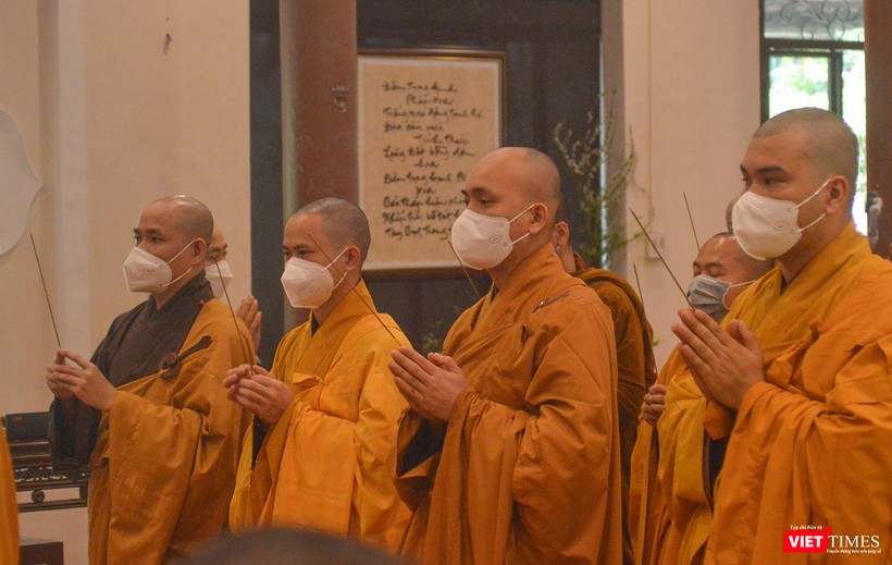 Ngày 25/1 (23 tháng Chạp), nhiều chư tôn đức, tăng ni, phật tử, người dân... dừng chân bên Tổ đình Từ Hiếu (TP Huế, tỉnh Thừa Thiên Huế) thắp nén tâm nhang tiễn đưa Thiền sư Thích Nhất Hạnh