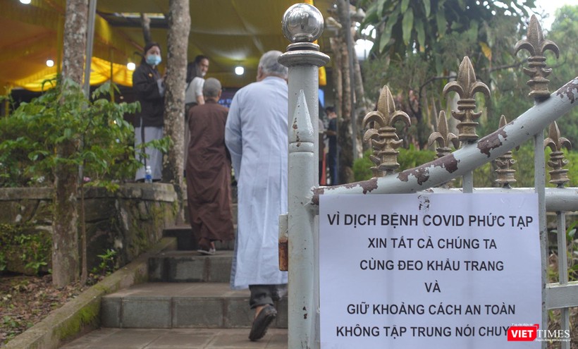 Lễ viếng tuân thủ quy định phòng dịch COVID-19