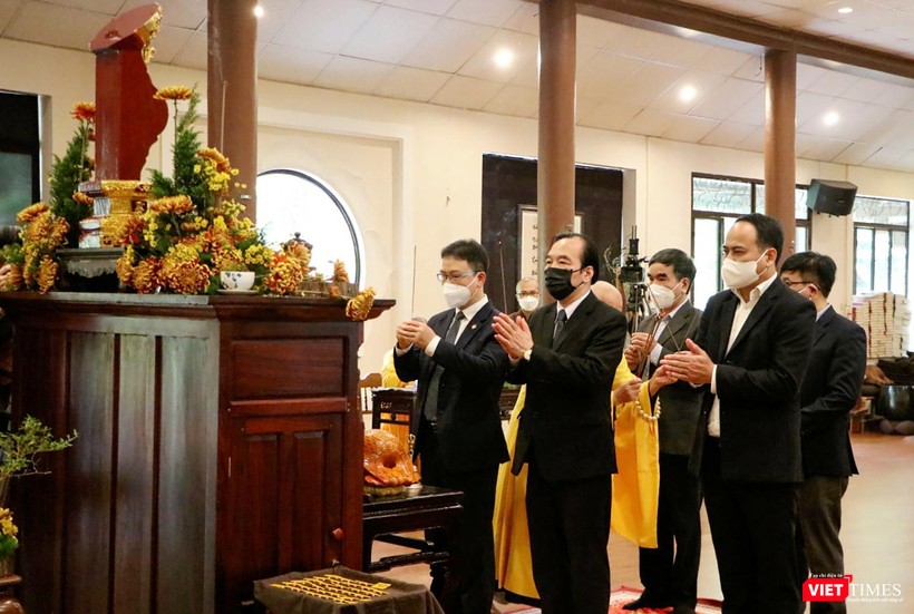 Đoàn Ủy ban Trung ương MTTQ Việt Nam do ông Ngô Sách Thực - Phó Chủ tịch Ủy ban - làm Trưởng đoàn, vào viếng