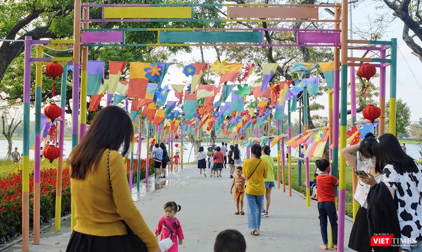 Rất đông người dân đi dạo đường hoa ngay khi việc trang trí hoàn thành