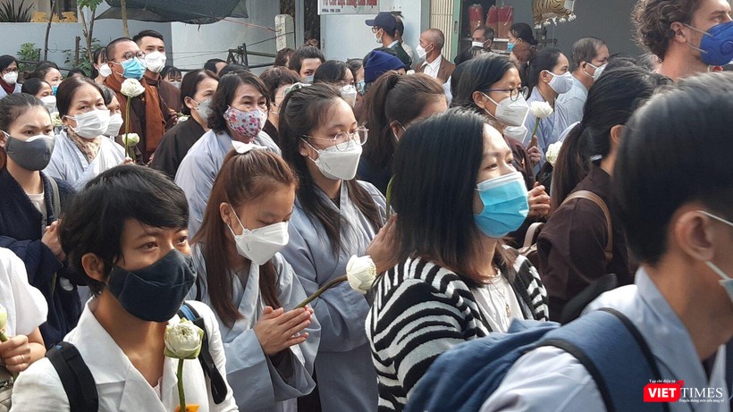 Hầng ngàn người dân, phật tử đến từ rất sớm để chứng kiến lễ Trà Tỳ