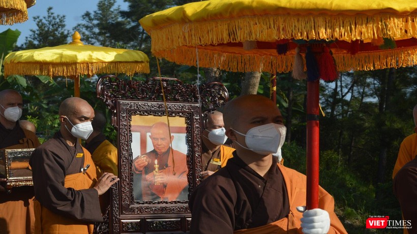 Di ảnh Sư Ông làng Mai