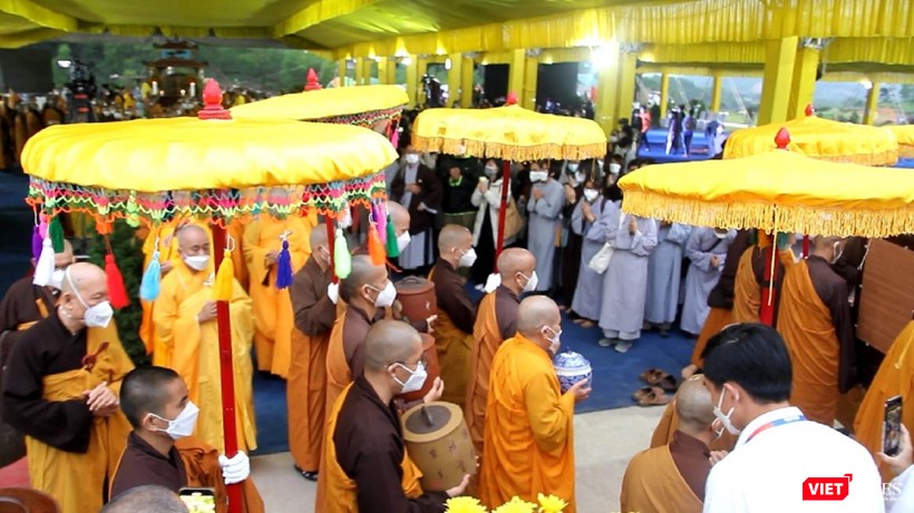 Xá lợi của Thiền sư Thích Nhất Hạnh được đựng trong 6 hũ sành và cung thỉnh về Tổ đình Từ Hiếu