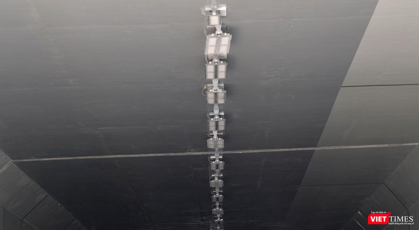 Hệ thống điện chiếu sáng trong hầm đã được lắp đặt Hệ thống điện chiếu sáng trong hầm đã được lắp đặt