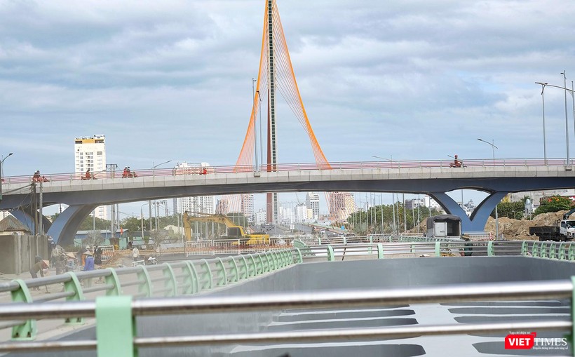 Cầu vượt đường 2 tháng 9 nhìn từ hầm chui Cầu vượt đường 2 tháng 9 nhìn từ hầm chui