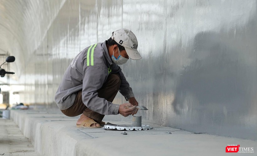 Công nhân hoàn thiện hạng mục sơn bên trong hầm Công nhân hoàn thiện hạng mục sơn bên trong hầm