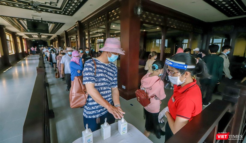 Du khách đến với khu du lịch Sun World Bà Nà Hills trong ngày đầu khu du lịch mở cửa trở lại