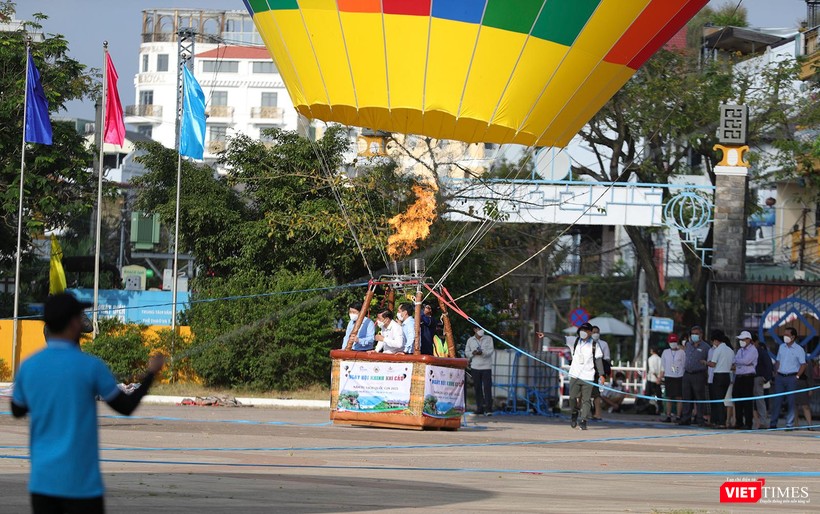 Những vị khách đầu tiên bay lên cao
