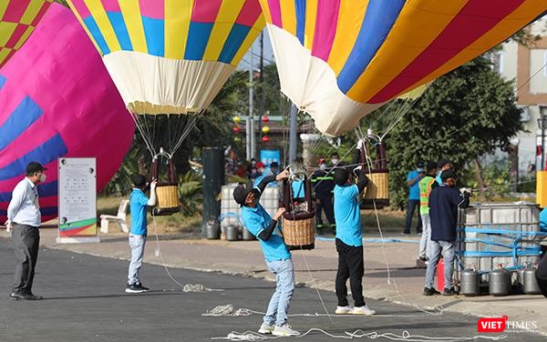 Nhân viên kỹ thuật bơm khí nóng để thả khinh khí cầu lên cao