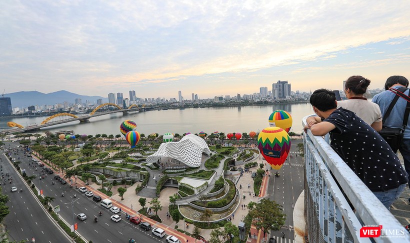 Du khách tìm điểm cao để check-in với khinh khí cầu