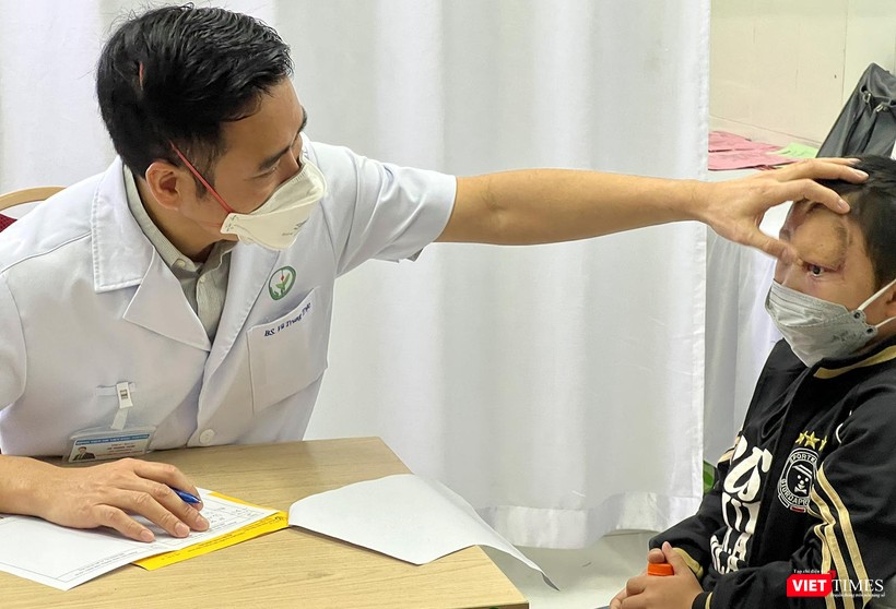 TS.BS Vũ Trung Trực - Phó Trưởng khoa Phẫu thuật Hàm mặt-tạo hình-thẩm mỹ, Bệnh viện Việt Đức khám cho bệnh nhân sau ca phẫu thuật