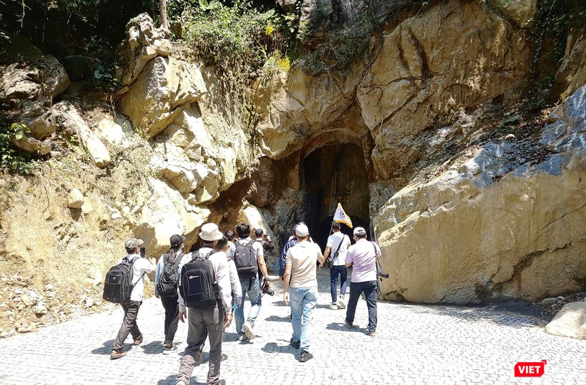 Cửa động được khoét rộng và lát đá