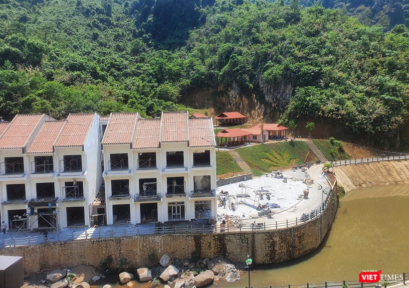 Dòng suối thơ mộng được bê tông hoá và xây dựng công trình để đáp ứng nhu cầu lưu trú của du khách