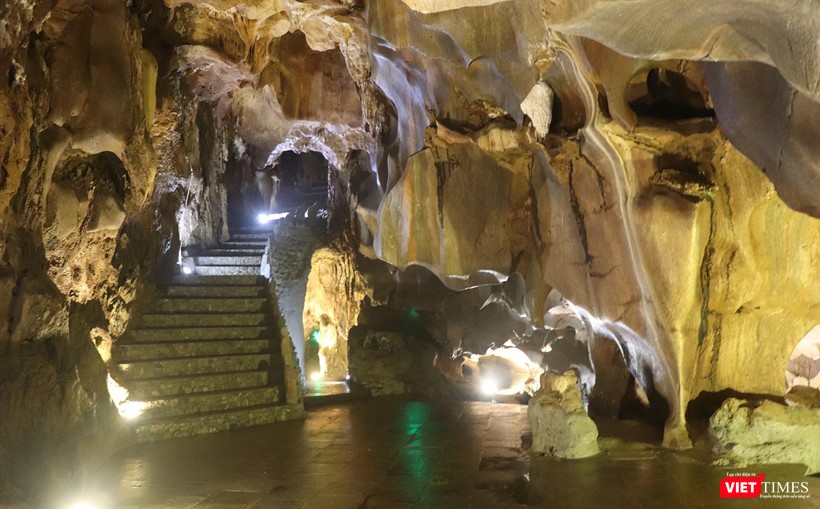 Hệ thống bậc cấp nhân tạo được chủ đầu tư xây dựng bên cạnh những khối thạch nhũ hàng triệu năm