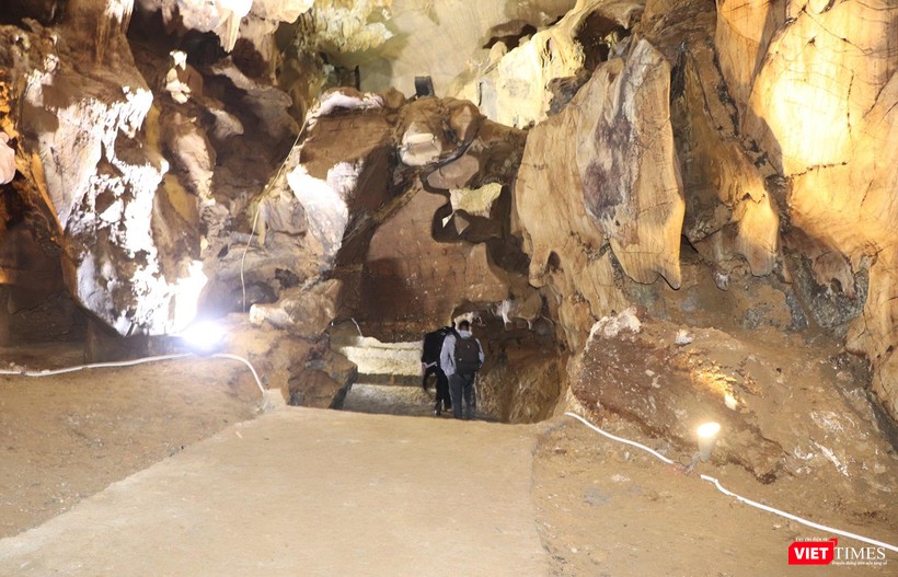 Lối đi lại bên trong hang được... bê tông hoá