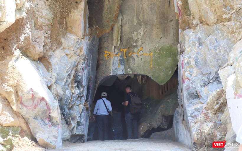 Cửa dẫn vào các hang động và khối thạch nhũ trước cửa hang được chủ đầu tư cắt, khoét rộng để mở lối vào