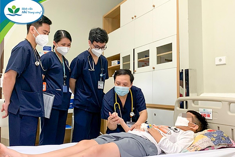 TS.BS Lê Ngọc Duy – Trưởng khoa Cấp cứu Chống độc, Bệnh viện Nhi Trung ương thăm khám cho bệnh nhi bị thú cưng là rắn lục đuôi đỏ cắn (ảnh bệnh viện cung cấp) TS.BS Lê Ngọc Duy – Trưởng khoa Cấp cứu Chống độc, Bệnh viện Nhi Trung ương thăm khám cho bệnh nhi bị thú cưng là rắn lục đuôi đỏ cắn (ảnh bệnh viện cung cấp)