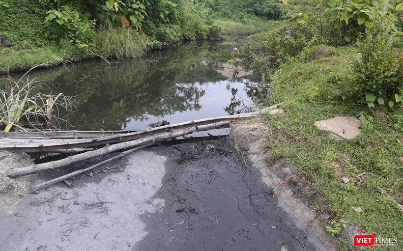 Mỏ than của Công ty than Đông Bắc án ngự nguồn nước, từ trên cao thải nước xuống đồng gây thiệt hại nặng nề cho mùa màng của người dân