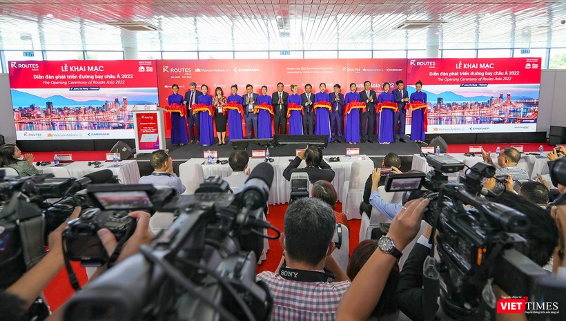 Đại diện ban tổ chức cắt băng khai mạc Diễn đàn phát triển đường bay châu Á 2022 được tổ chức tại Đà Nẵng
