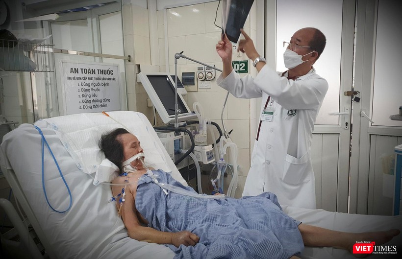 PGS.TS Đỗ Duy Cường - Giám đốc Trung tâm Bệnh nhiệt đới Bệnh viện Bạch Mai kiểm tra phim chụp của bệnh nhân sốt mò điều trị tại Trung tâm (ảnh BV cung cấp)