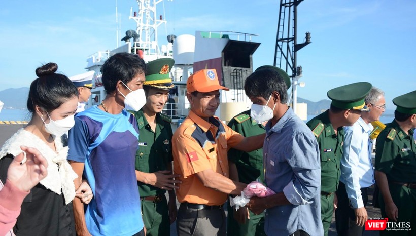 Ngư dân bị nạn trên tàu BTh 97478 TS được đưa về bờ