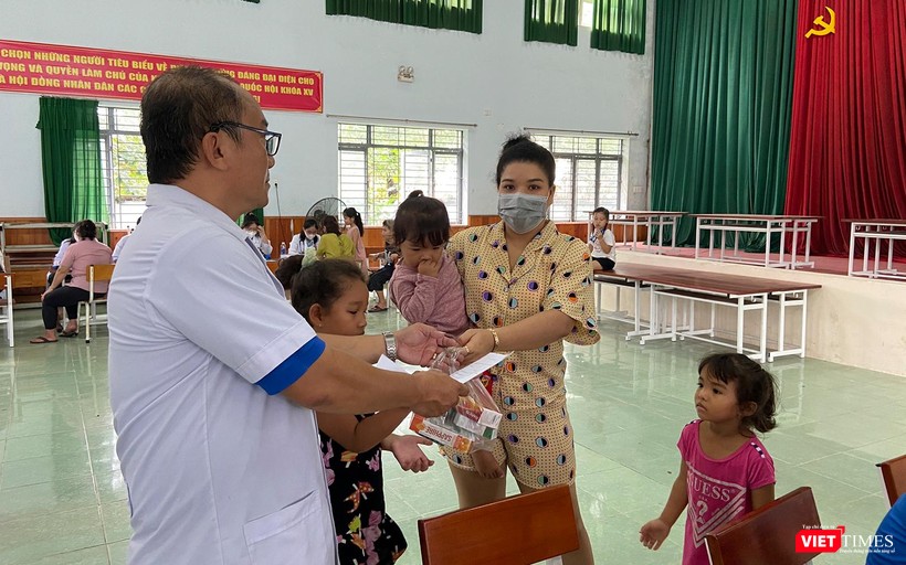 Trẻ em được cấp phát thuốc miễn phí