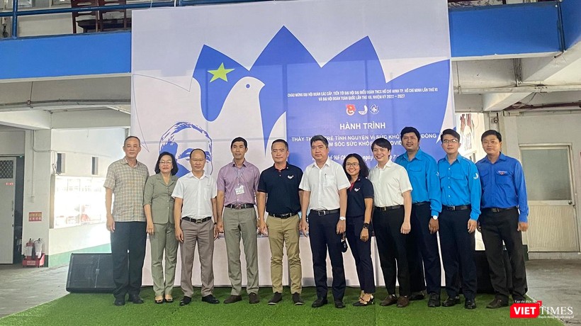 Đại diện hành trình Thầy thuốc trẻ chụp ảnh lưu niệm