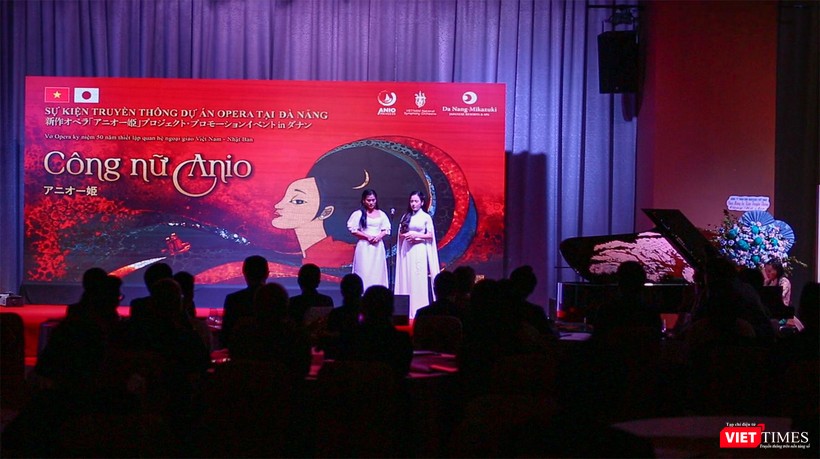 Hai danh ca soprano Đào Tố Loan và Bùi Thị Trang (vai Công nữ Anio) trình diễn một phân đoạn (màn thứ ba) trong Vở diễn mang tên Aria “Đàn bầu” tại buổi công bố