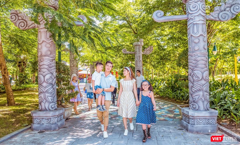 Du khách tham quan tại Công viên châu Á