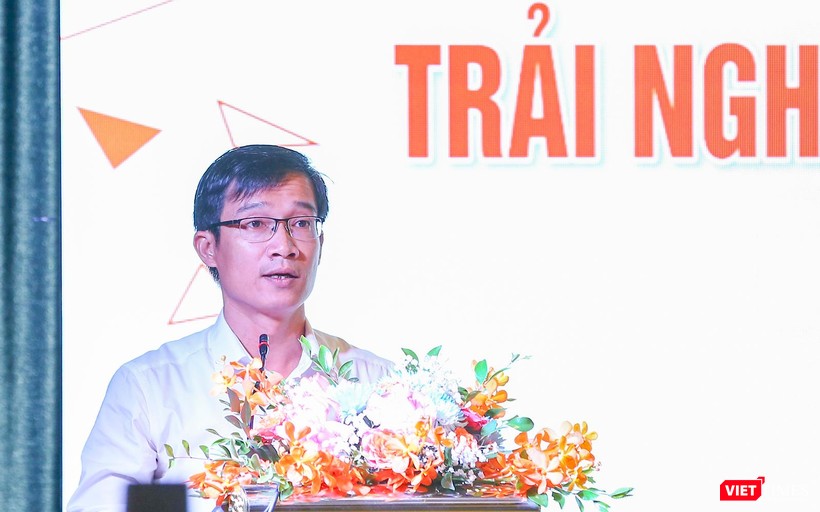 Ông Tán Văn Vương – Phó Giám đốc Sở Du lịch Đà Nẵng phát biểu tại sự kiện ra mắt phiên bản nâng cấp “Một chạm đến Đà Nẵng” trên công nghệ VR360, vũ trụ ảo (mertaverse) và triển khai truyền thông du lịch Đà Nẵng trên kênh truyền hình và các nền tảng du lịch thương mại điện tử. Ông Tán Văn Vương – Phó Giám đốc Sở Du lịch Đà Nẵng phát biểu tại sự kiện ra mắt phiên bản nâng cấp “Một chạm đến Đà Nẵng” trên công nghệ VR360, vũ trụ ảo (mertaverse) và triển khai truyền thông du lịch Đà Nẵng trên kênh truyền hình và các nền tảng du lịch thương mại điện tử.