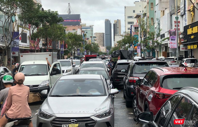 Trận mưa lịch sử ngày 14/10/2022 khiến hàng ngàn xe ô tô tại trung tâm TP Đà Nẵng chìm trong nước vt_ da nang xe o to nam la liet 3.jpg