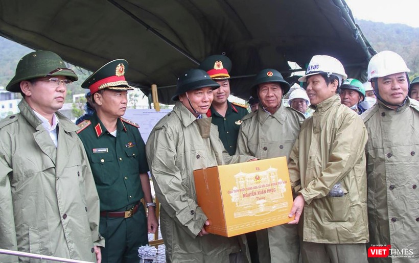 Chủ tịch nước Nguyễn Xuân Phúc tặng quà, động viên các lực lượng ứng phó với mưa lũ tại Đà Nẵng