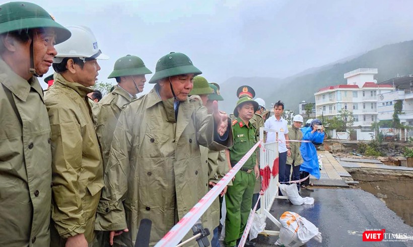 Chủ tịch nước Nguyễn Xuân Phúc tại hiện trường vụ sạt lở đường dẫn lên bán đảo Sơn Trà (Đà Nẵng)