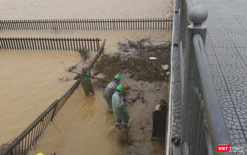 Một đoạn lan can bị nước lỹ xô ngã