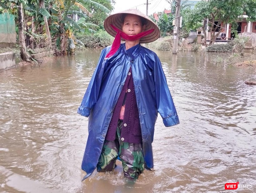 Người dân phải lội nước để di chuyển