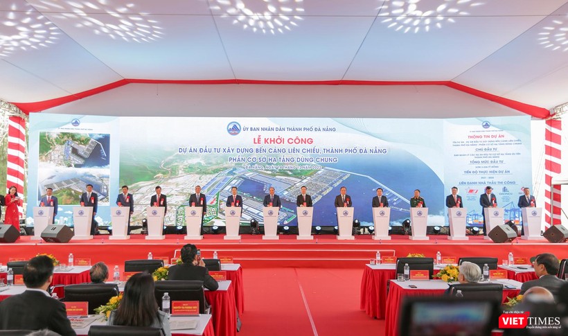 Chủ tịch nước Nguyễn Xuân Phúc và Thường trực Ban Bí thư Trung ương Đảng Võ Văn Thưởng, cùng đại diện các bộ, ban, ngành Trung ương và lãnh đạo các địa phương bấm nút khởi công dự án cảng biển Liên Chiểu