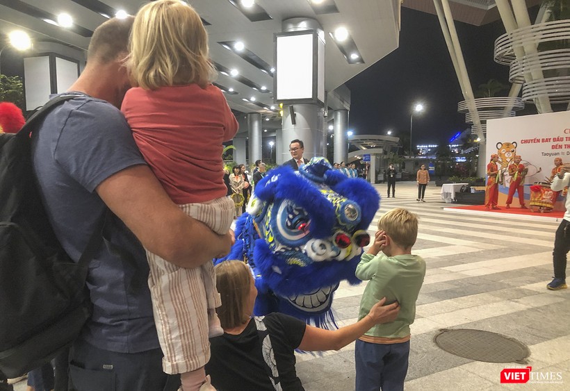 Du khách quốc tế hứng thú với tiết mục Lân sư rồng Du khách quốc tế hứng thú với tiết mục Lân sư rồng