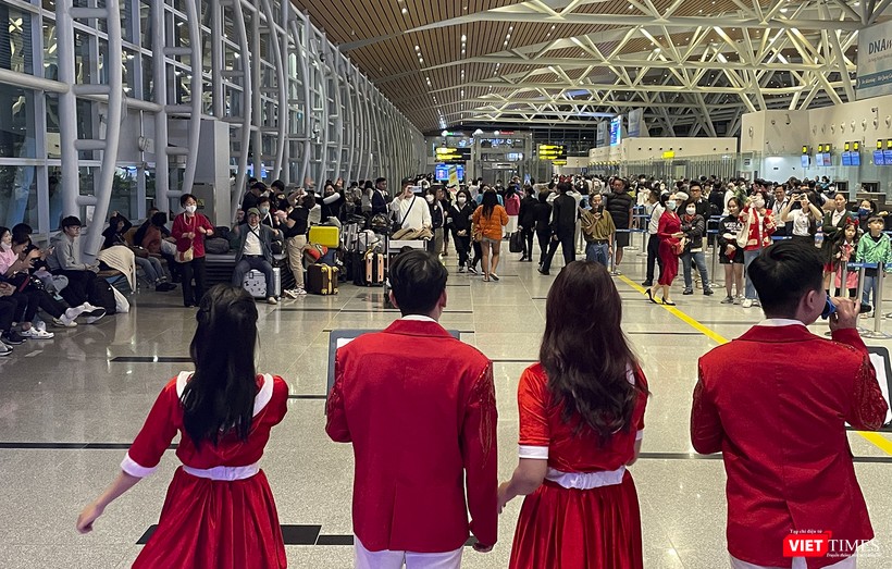 Du khách hứng thú theo dõi Du khách hứng thú theo dõi