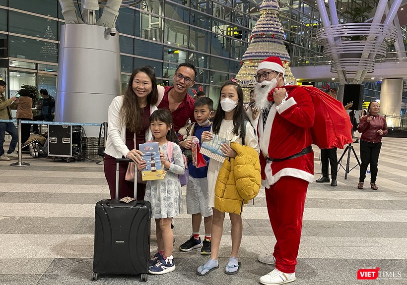 Tặng quà cho các du khách quốc tế đến Đà Nẵng nhân dịp giáng sinh Tặng quà cho các du khách quốc tế đến Đà Nẵng nhân dịp giáng sinh