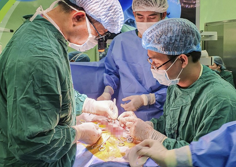 TS.BS Tô Mạnh Tuân và bác sĩ Nguyễn Minh Khôi cùng ê-kíp bác sĩ Khoa Ngoại lồng ngực phẫu thuật tạo hình thực quản cho bé K.N