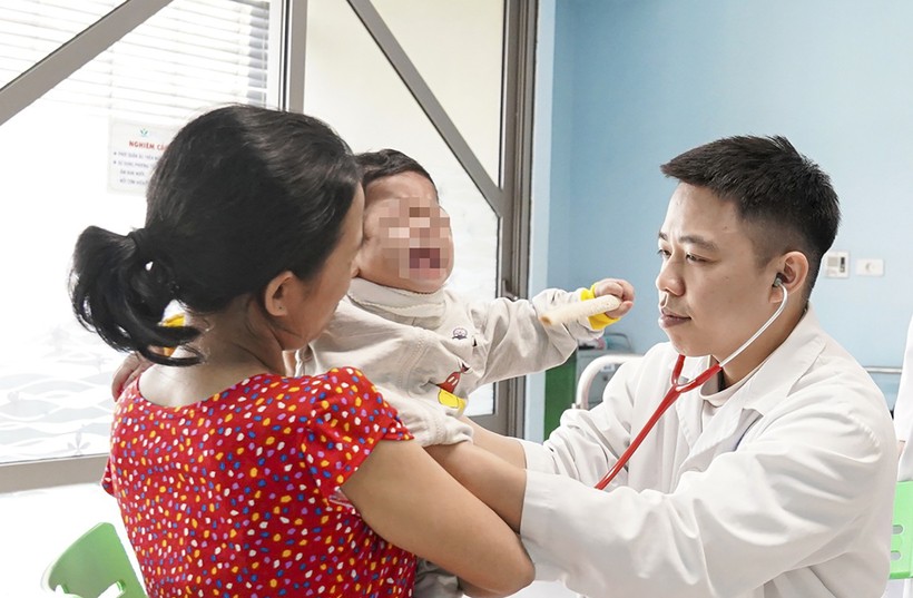 Bệnh nhi được khám trước khi cho ra viện