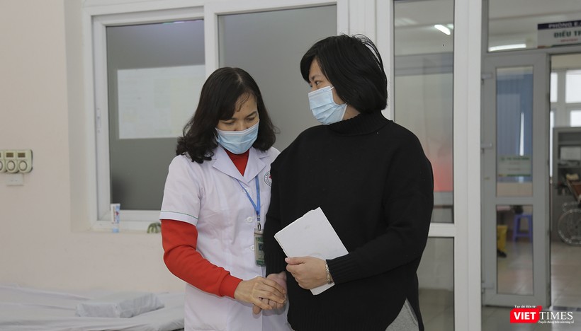 Bệnh nhân L. tự đi lại sau thời gian điều trị