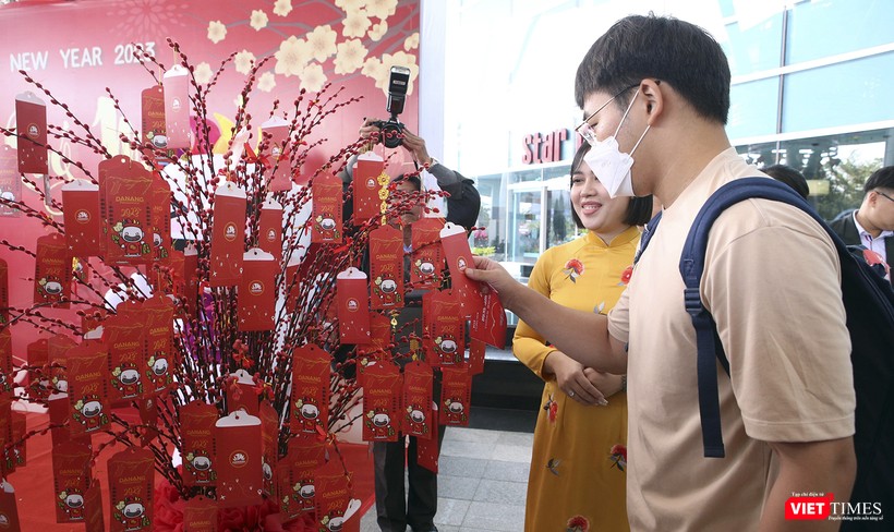 Du khách tham gia chương trình &quot;hái lộc&quot; đầu năm